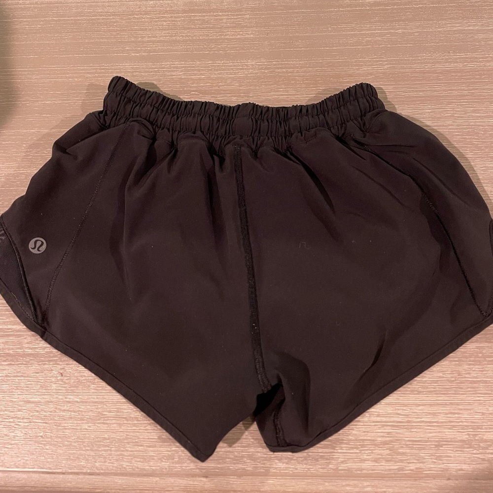 Lululemon Black Hotty Hot Shorts (Size 2, 2.5 inch)
